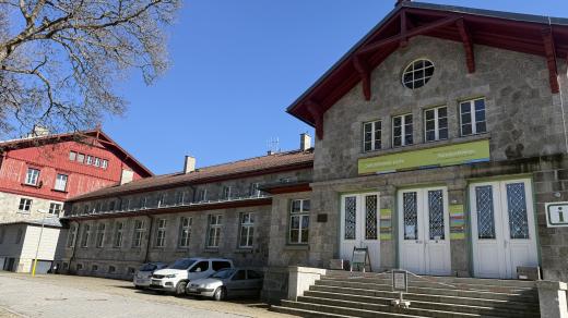 Budova nádraží v Alžbětíně není jen čekárnou, ale uvnitř je české a německé infocentrum, restaurace, výstavní prostory a expozice o historii, lyžování a netopýrech