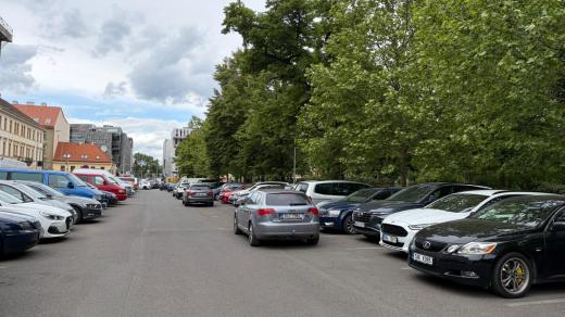Na parkovišti na Karlínském náměstí často parkují lidé cestující do Prahy a na rezidenty nezbývají volná místa