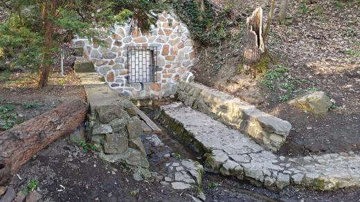 Česalova studánka v Plzni u Tyršova mostu