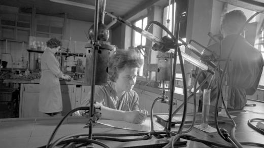 Chemické závody v Záluží u Mostu - laboratoř, kde se provádí výsledná kontrola výrobků, duben 1962