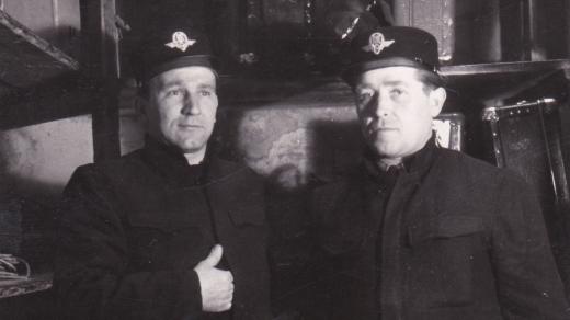 Inspektor Alois Končický (vpravo) v převleku nádražáka