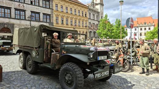 Spanilá jízda amerických dobových vojenských vozidel na Prachaticku připomněla výročí osvobození