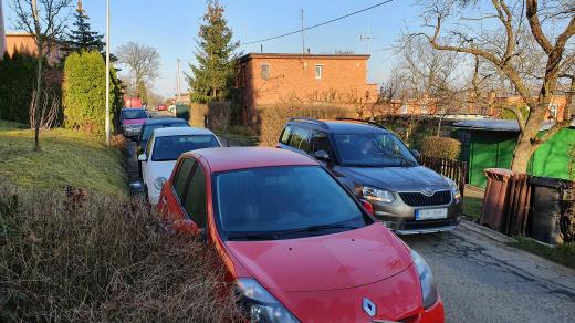 Zlín, část Letná - ulice jsou tady opravdu úzké, místa pro parkování chybí