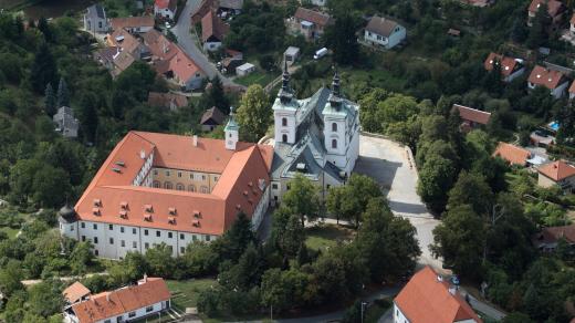 Letecký pohled na Vranov u Brna, barokní kostel Narození Panny Marie s hrobkou rodu Liechtensteinů