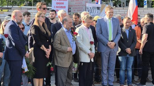 Pietou i protestem zároveň začal na brněnském hlavním nádraží festival Meeting Brno. Uprostřed v bílém saku Nick Winton, syn Nicholase Wintona
