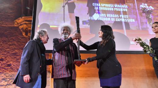 Festival spisovatelů Praha v roce 2020. Cenu Spirose Vergose za svobodu projevu obdržel nositel Nobelovy ceny, nigerijský spisovatel a dramatik Wole Soyinka (druhý zleva). Ocenění předali Larisa Vergosová a prezident festivalu Michael March