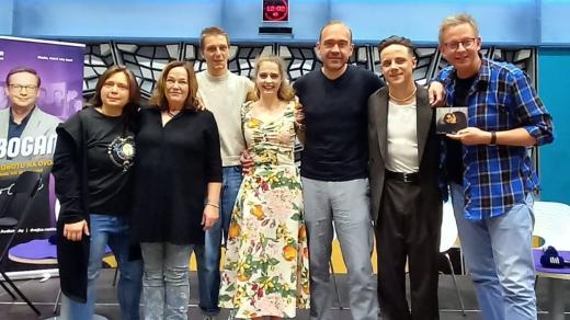 Katka Soukupová, Jitka Smutná, Jakub Kalián, Tereza Blažková, Jiří Hána, Antonín Holub a Aleš Cibulka v Toboganu