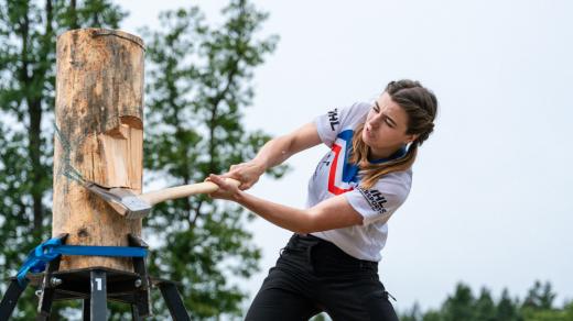 Karolina Urbanová, mistryně republiky v dřevorubeckém sportu