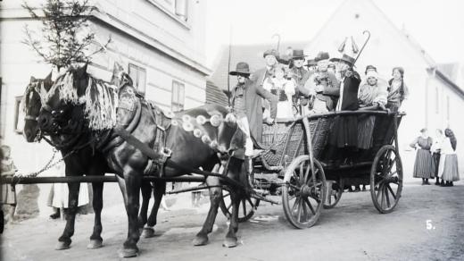 Hudebníci na voze při selské svatbě v Božkově, rok 1922