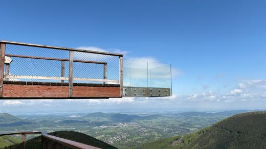 Na jednom konci vyhlídkové plošiny najdete Skywalk Prosklenou část, která budí dojem, že jste zcela ve vzduchoprázdnu