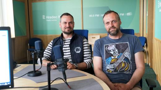 Petr Janás a Jan Fišer ve studiu Českého rozhlasu Hradec Králové