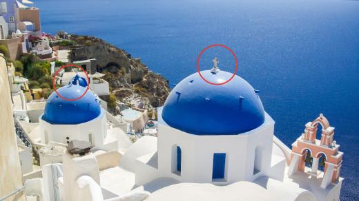 Kříže na kostelech na řeckém ostrově Santorini. právě ty Lidl z obalů výrobků umazal