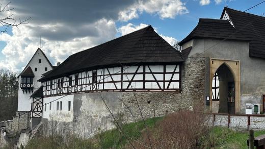 První zastavení naučné stezky je před hradem Seeberg