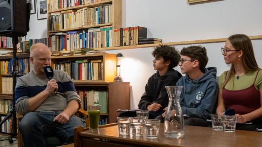 Básník Robin Král odpovídá na otázky dětí z Dismanova rozhlasového souboru