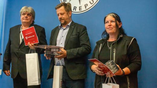 Ústecký kraj má tři nové Gentlemany silnic. Jsou jimi (zleva) Radek Rychtařík, Michal Novotný a Kateřina Dbalá Syslová