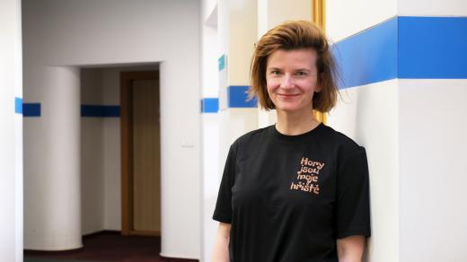 Anita Krausová ve studiu Českého rozhlasu Hradec Králové