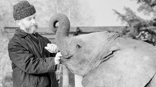 Josef Vágner se slonem africkým (1973)
