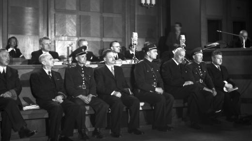 Protektorátní vláda před soudem. zleva: Josef Kalfus, Jindřich Kamenický, Adolf Hrubý, Richard Bienert, Jaroslav Krejčí