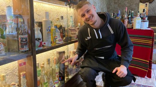 Ovocná pálenka rakija se na Balkáně pije při každé příležitosti