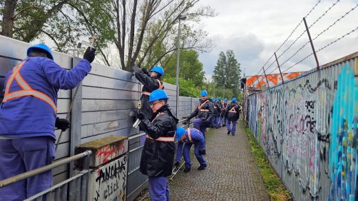 Cvičné stavění zátarasů u břehu Vltavy