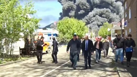 Požár v ruském městě Tuapse po útoku ukrajinských dronů