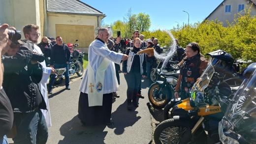 Jáhen Michal Olekšák požehnal před kostelem v Dlouhém Mostě motorkářům a jejich strojům