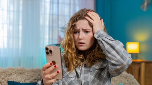 Dívka a mobilní telefon