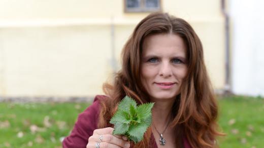Radka Svatošová s čerstvě natrhanými kopřivami