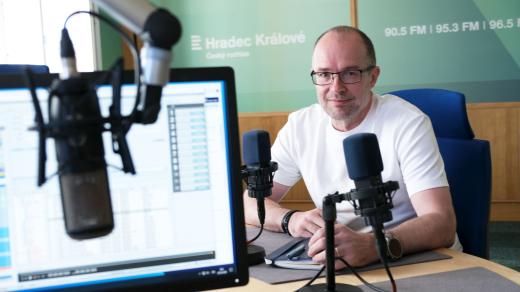 Jan Jarolím ve studiu Českého rozhlasu Hradec Králové