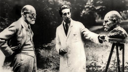 Sigmund Freud pozoruje bustu, kterou mu k jeho 75. narozeninám vytvořil sochař O. Nemen