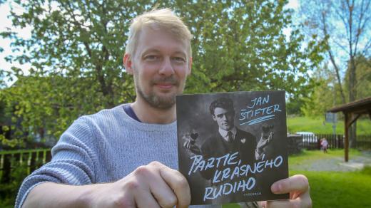 Jan Štifter se svou knihou Partie krásného Rudiho