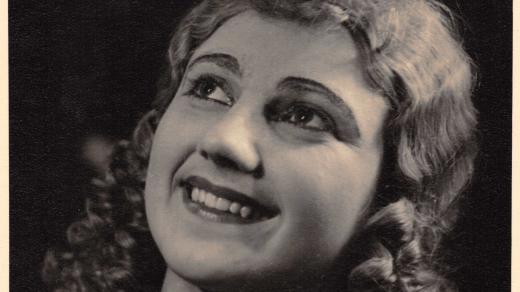 Jako Julie v Shakespearově hře Něco za něco v plzeňských městských divadlech, rok 1946