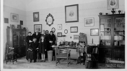 Rodina Ignáta Herrmanna při slavnostním otevření pracovny ve staré radnici, 1936