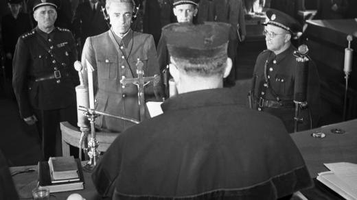 Vynesení rozsudku nad Karlem Hermannem Frankem v pankrácké věznici v Praze 21. května 1946. Rozsudek předčítá předseda lidového soudu v Praze Vladimír Kozák