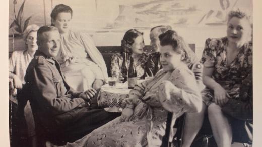 Salonek německého nevěstince v Praze s prostitutkami a jejich klienty v roce 1941