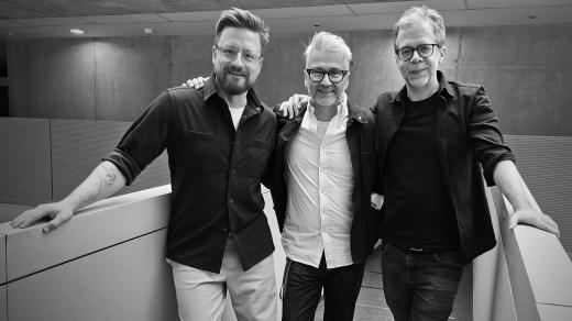 Ondřej Pivec, Marek Vrabec a Guy Borg v ArtCafé