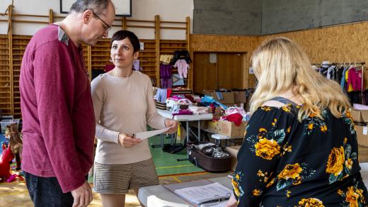 Ředitelka Ústecké komunitní nadace Kateřina Valešová (uprostřed) přebírá od tlumočníka podepsanou dohodu o provedení práce v Krajském asistenčním centru pomoci Ukrajině v Ústí nad Labem