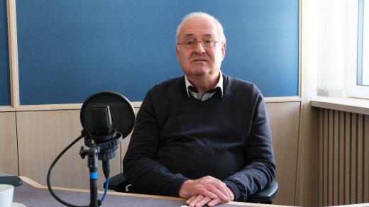 Jan Adam ve studiu Českého rozhlasu Hradec Králové