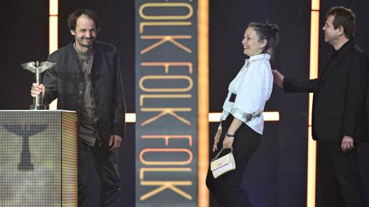Předávání hudebních Cen Anděl za rok 2025. Cenu Folk dostal zpěvák Jan Běťák (vlevo) za album Jazykem květin. Vpravo členové skupiny Bezobratři