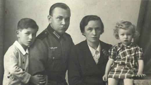Zleva Roman Frait, nevlastní otec Bruno Frait, matka Marie a sestra Mariana, Brno 1942