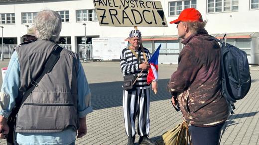 Před brněnským výstavištěm se sešli odpůrci sudetoněmeckého sjezdu v Brně