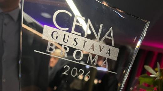 Skleněná trofej pro vítěze Ceny Gustava Broma za rok 2026