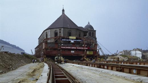 Děkanský kostel Nanebevzetí Panny Marie v Mostě na podvozku během přesunu (30. 9. 1975)