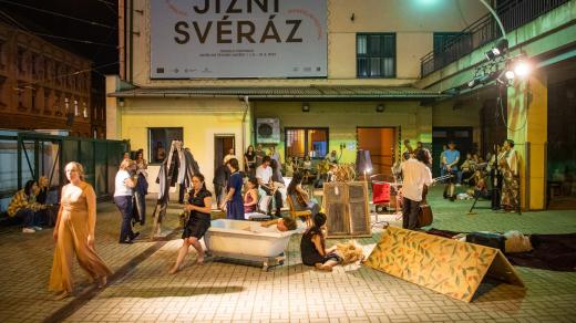 Festival Jižní Svéráz, generální zkouška site-specific představení Divadla Continuo nazvaná Zatím, do té doby, navždy v budově bývalé pošty v Nádražní ulici, České Budějovice