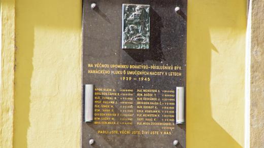 Pamětní deska nese jméno 6 střeleckého pluku Hanáckého legií na Rusi, ne všichni zde uvedení však byli jeho příslušníky