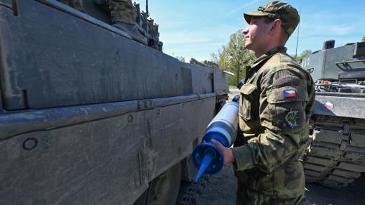 Voják drží munici do tanků Leopard