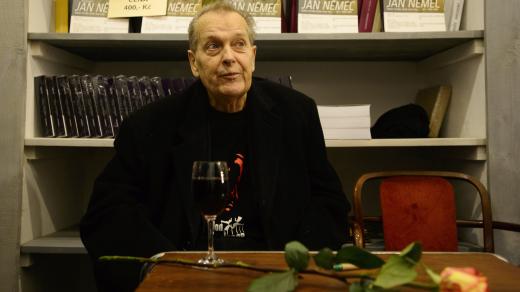 Režisér Jan Němec, když podepisoval ve foyer pražského Kina Ponrepo knihu, kterou o něm napsal filmový historik Jan Bernard