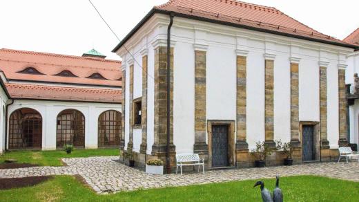 Loreta stála původně v areálu kláštera samostatně. Ambit byl dostavěn později