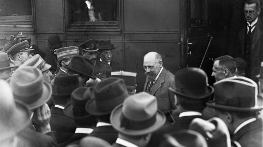 Karl Renner přijíždí na mírovou konferenci do Saint-Germain-en-Laye, květen 1919