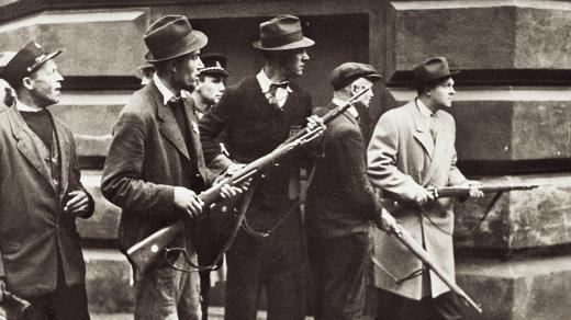 V Praze se rozhořelo 5. května 1945 povstání bojem o rozhlas. Na snímku bojovníci proti okupantům v Balbínově ulici